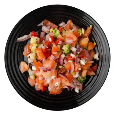 vegan gıda. salata bir tabakta sebze (biber, domates, soğan, brokoli) üzerinden. Beyaz arka plan üzerinde izole vegan salata