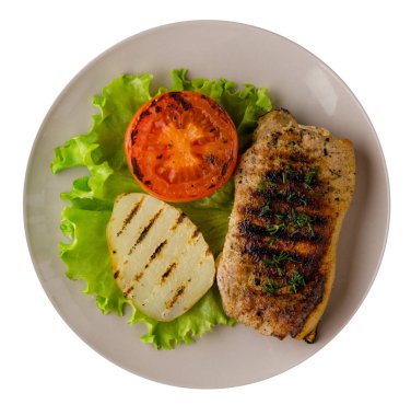  patates ve beyaz arka plan üzerinde izole domates ile domuz eti ızgara. bir plaka üstten görünüm üzerinde ızgara domuz