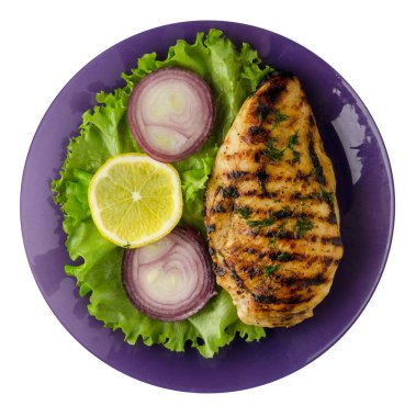 Beyaz arka plan üzerinde izole sebze (limon, salata, soğan) ile ızgara tavuk fileto. bir plaka üstten görünüm üzerinde ızgara tavuk fileto