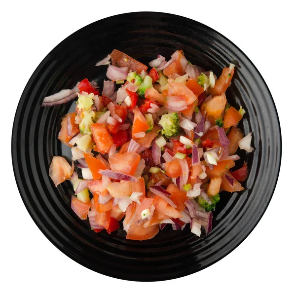 vegan gıda. salata bir tabakta sebze (biber, domates, soğan, brokoli) üzerinden. Beyaz arka plan üzerinde izole vegan salata