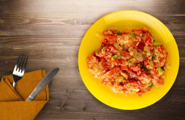 Haşlanmış domates soğan bir plaka üzerinde bir ahşap arka plan ile. haşlanmış domates soğan en iyi manzaralı. Vejetaryen Gıda