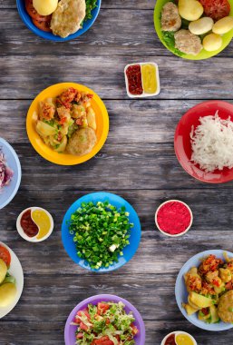      Lezzetli tecrübeli kızarmış domuz pirzolası baharatlı bir Marine pişmiş haşlanmış patates, salata ve sos ile servis edilir. Pirzola bir ahşap masa üstü bir plaka üzerinde göster