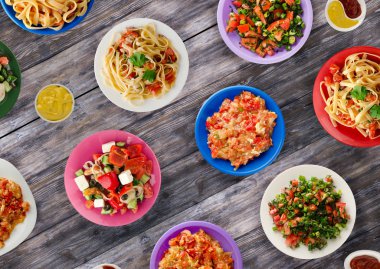 Makarna sebze ve sos bir tablo. Bir tabak spagetti. Akdeniz yemekleri