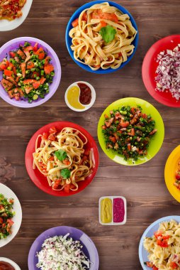 Makarna sebze ve sos bir tablo. Bir tabak spagetti. Akdeniz yemekleri