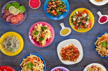 Makarna sebze ve sos bir tablo. Bir tabak spagetti. Akdeniz yemekleri