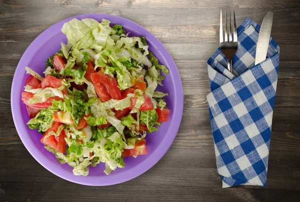 Comida Vegetariana Salada Tomate Repolho Uma Chapa Contexto Madeira Alimentos — Fotografia de Stock