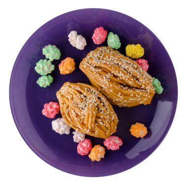 pasta plaka üstten görünüm sweets ile beyaz arka plan .cake izole tatlılar