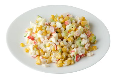 Yengeç Salata bir plaka üzerinde. Beyaz arka plan üzerinde izole yengecin salata