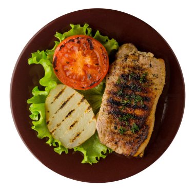  patates ve beyaz arka plan üzerinde izole domates ile domuz eti ızgara. bir plaka üstten görünüm üzerinde ızgara domuz