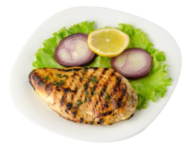  Beyaz arka plan üzerinde izole sebze (limon, salata, soğan) ile ızgara tavuk fileto. bir plaka üstten görünüm üzerinde ızgara tavuk fileto