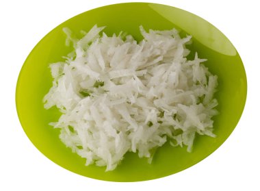 Beyaz arka plan üzerinde izole daikon. Daikon bir plaka üzerinde
