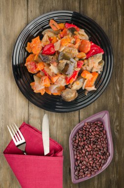 ahşap arka plan üzerinde sebze güveç. Bulgarca olarak güveç