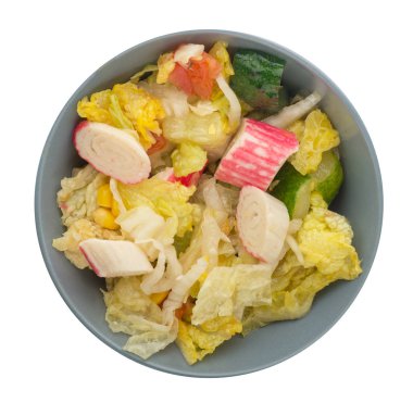 Vejetaryen salata bir plaka üzerinde. --dan Mısır, salata, domates, salatalık, biber ve yengeç salatası yapışır. sağlıklı gıda .