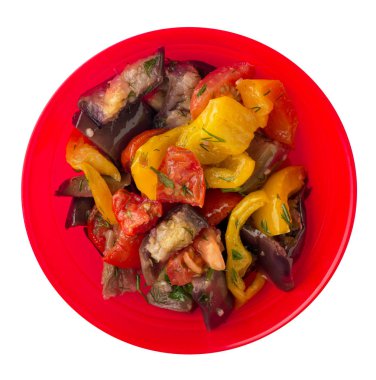 Patlıcan izole üzerinde beyaz kökenli soteleyin. Patlıcan, biber, domates, dereotu bir plaka üzerinde. sağlıklı gıda. sağlıklı gıda