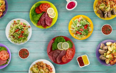 et yemekleri bir plaka üzerinde. bir tabak salata. masaya yiyecek bolluğu. Gıda üstten görünüm
