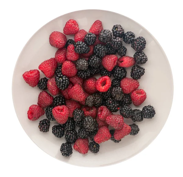 健康食品 ブラックベリーとラズベリーは 白い背景で隔離 ブラックベリーとラズベリー皿の上 ベジタリアン料理 — ストック写真