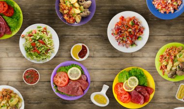 et yemekleri bir plaka üzerinde. bir tabak salata. masaya yiyecek bolluğu. Gıda üstten görünüm