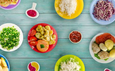      Lezzetli tecrübeli kızarmış domuz pirzolası baharatlı bir Marine pişmiş haşlanmış patates, salata ve sos ile servis edilir. Pirzola bir ahşap masa üstü bir plaka üzerinde göster