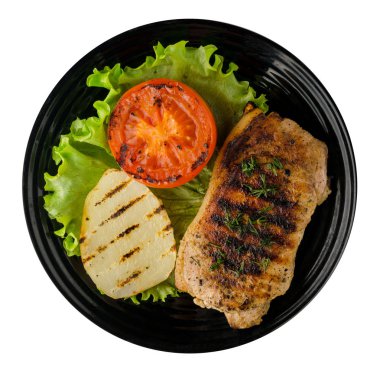  patates ve beyaz arka plan üzerinde izole domates ile domuz eti ızgara. bir plaka üstten görünüm üzerinde ızgara domuz