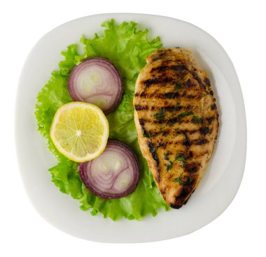  Beyaz arka plan üzerinde izole sebze (limon, salata, soğan) ile ızgara tavuk fileto. bir plaka üstten görünüm üzerinde ızgara tavuk fileto