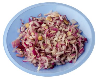 Beyaz arka plan üzerinde izole kırmızı soğan. bir plaka üzerinde doğranmış kırmızı soğan