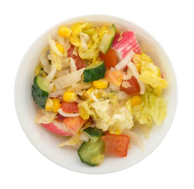 Vejetaryen salata bir plaka üzerinde. --dan Mısır, salata, domates, salatalık, biber ve yengeç salatası yapışır. sağlıklı gıda .