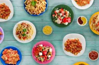 Makarna sebze ve sos bir tablo. Bir tabak spagetti. Akdeniz yemekleri