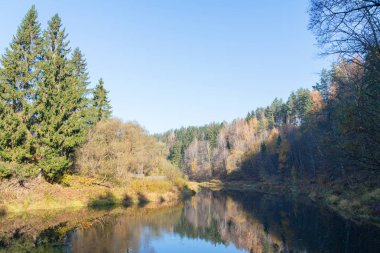 sonbahar manzara. Sonbahar nehirde. Sonbaharın parlak renkleri.