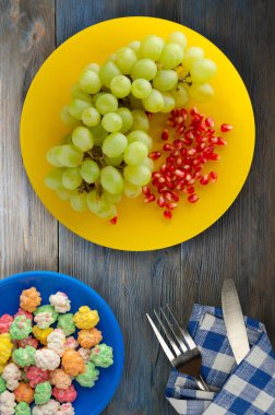 üzüm, nar beyaz arka plan üzerinde izole. üzüm, nar bir plaka üzerinde