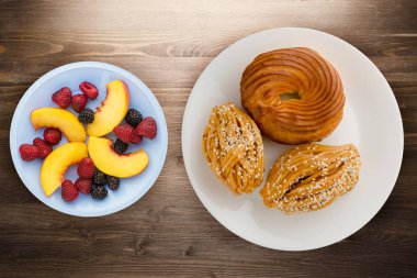bir plaka üzerinde üç kek. kek bir ahşap zemin üzerinde. tatlı Üstten Görünüm 