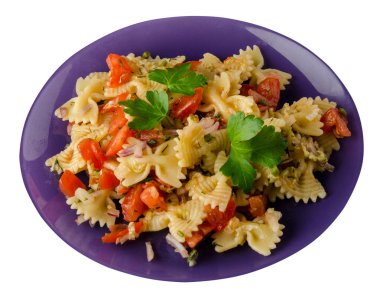 makarna bir tabak üzerine. makarna domates, soğan, lahana beyaz arka plan üzerinde izole