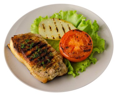  patates ve beyaz arka plan üzerinde izole domates ile domuz eti ızgara. bir plaka üstten görünüm üzerinde ızgara domuz