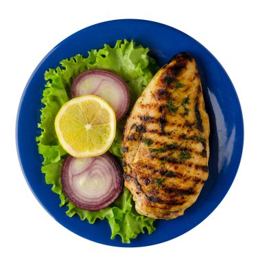  Beyaz arka plan üzerinde izole sebze (limon, salata, soğan) ile ızgara tavuk fileto. bir plaka üstten görünüm üzerinde ızgara tavuk fileto