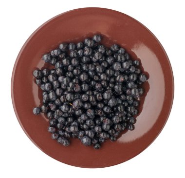 Beyaz arka plan üzerinde izole bir plaka üzerinde yaban mersini. yaban mersini türüne. sağlıklı gıda