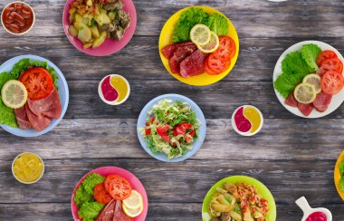 et yemekleri bir plaka üzerinde. bir tabak salata. masaya yiyecek bolluğu. Gıda üstten görünüm