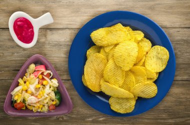 bir tabak patates cipsi. ahşap arka plan üzerinde fiş .