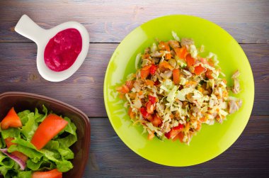 salata tavuk mideleri sebzeler (havuç, soğan, biber, lahana, domates, brokoli) ile. ahşap arka plan üzerinde bir tabakta Tavuk salatası