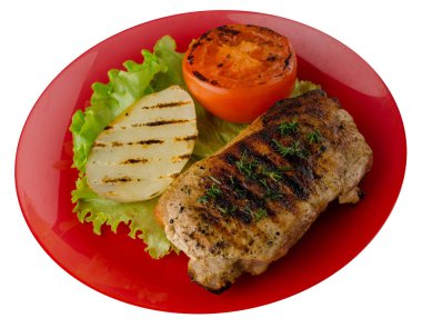  patates ve beyaz arka plan üzerinde izole domates ile domuz eti ızgara. bir plaka üstten görünüm üzerinde ızgara domuz