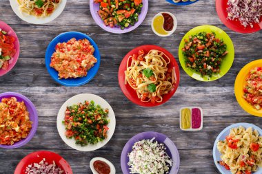 Makarna sebze ve sos bir tablo. Bir tabak spagetti. Akdeniz yemekleri