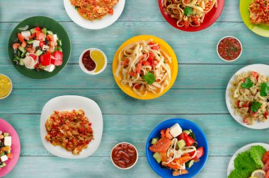 Makarna sebze ve sos bir tablo. Bir tabak spagetti. Akdeniz yemekleri