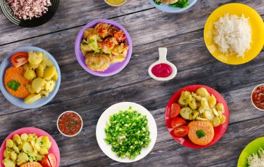      Lezzetli tecrübeli kızarmış domuz pirzolası baharatlı bir Marine pişmiş haşlanmış patates, salata ve sos ile servis edilir. Pirzola bir ahşap masa üstü bir plaka üzerinde göster