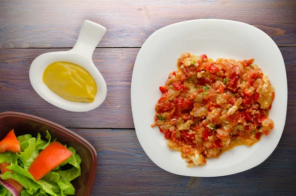 Stewed Tomatoes Onions Plate Wooden Background Stewed Tomatoes Onion Top — Stock Photo, Image