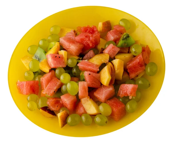 水果沙拉 素食沙拉 猕猴桃 桃子上的一个盘子上的白色背景 水果沙拉放在盘子里 健康食品 — 图库照片