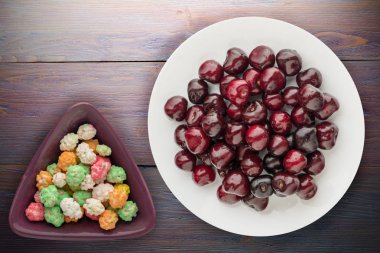 Berry Kiraz ahşap arka plan üzerinde bir tabakta. meyve diyeti. vegan gıda .