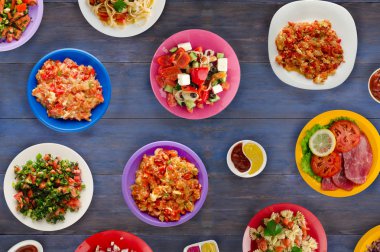 Makarna sebze ve sos bir tablo. Bir tabak spagetti. Akdeniz yemekleri