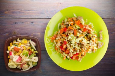 salata tavuk mideleri sebzeler (havuç, soğan, biber, lahana, domates, brokoli) ile. ahşap arka plan üzerinde bir tabakta Tavuk salatası