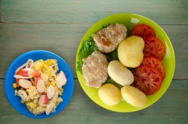  göğsü bir tabak patates ile. göğsü ahşap arka plan üzerinde patates ile