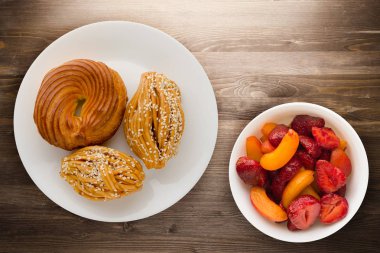 bir plaka üzerinde üç kek. kek bir ahşap zemin üzerinde. tatlı Üstten Görünüm 