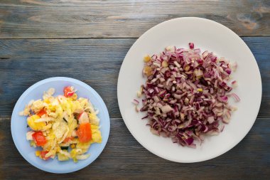 ahşap arka plan üzerinde kırmızı soğan. bir plaka üzerinde doğranmış kırmızı soğan