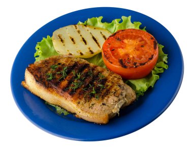  patates ve beyaz arka plan üzerinde izole domates ile domuz eti ızgara. bir plaka üstten görünüm üzerinde ızgara domuz